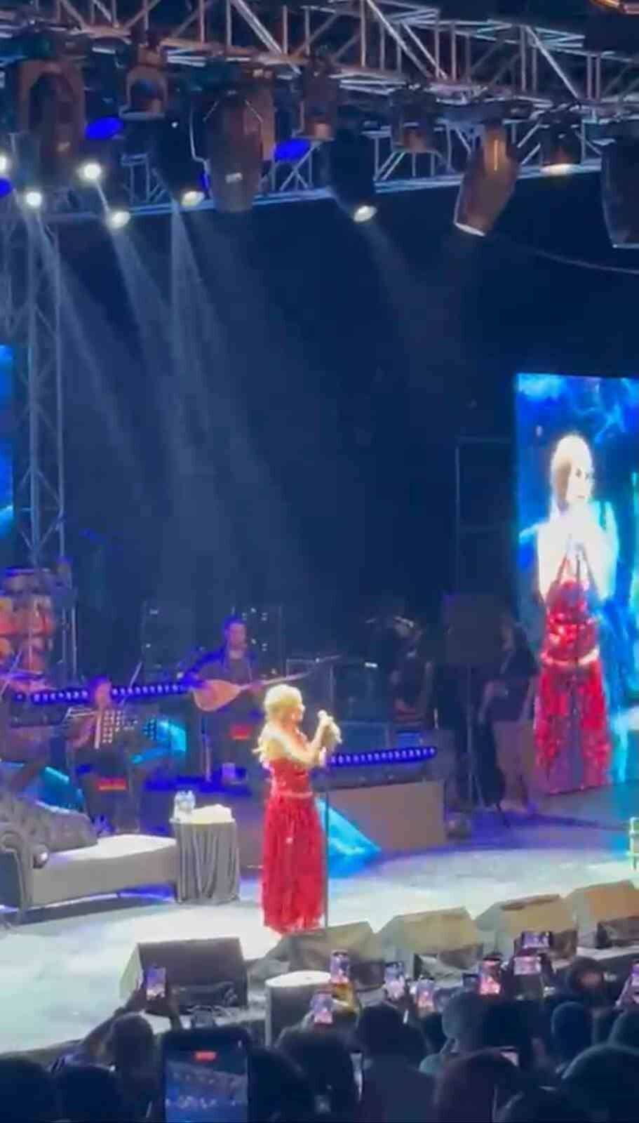 Bursa'da sahne alan Yıldız Tilbe'den şok eden sözler 2 yildiz tilbeden sahnede sok eden dogum gunu cikisibiten bir omrun neyini kutlayacagim be33b964a12e