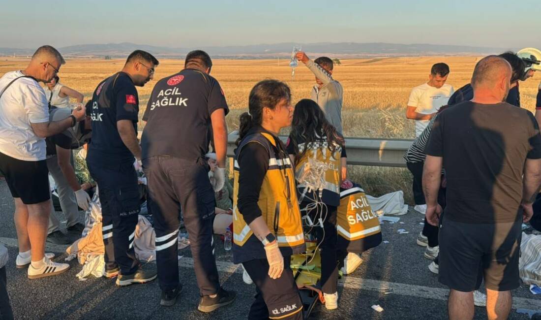 Yolcu otobüsü devrildi! Çok sayıda yaralı var Kütahya'da, bariyerlere çarpıp devrilen yolcu otobüsünde ilk belirlemelere göre 31