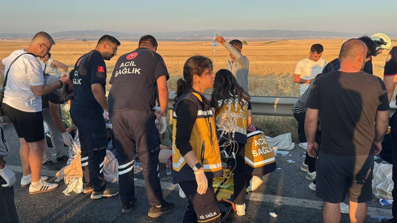 Yolcu otobüsü devrildi! Çok sayıda yaralı var Kütahya'da, bariyerlere çarpıp devrilen yolcu otobüsünde ilk belirlemelere göre 31