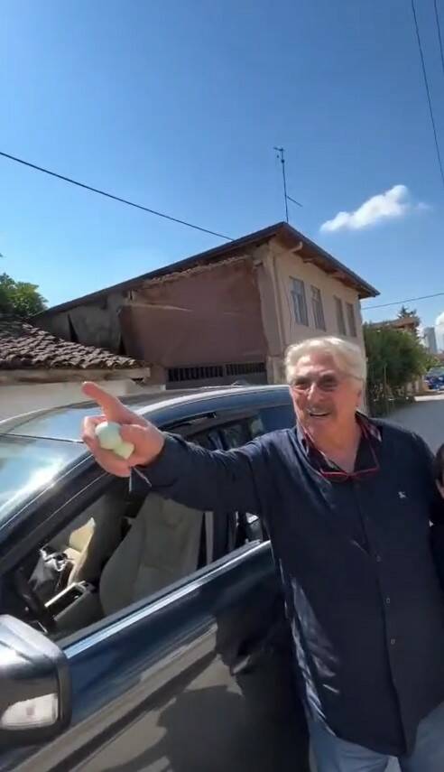 Erdal Özyağcılar Bursa'da yolunu şaşırdı! Ünlü oyuncuya mavi yumurta sürprizi 4 yolunu sasiran oyuncu erdal ozyagcilara yolu tarif edip mavi yumurta verdi 669ebd97d92d