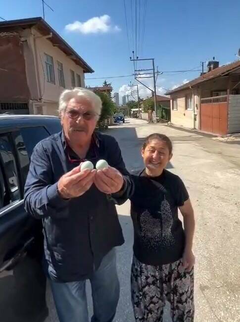 Erdal Özyağcılar Bursa’da yolunu şaşırdı! Ünlü oyuncuya mavi yumurta sürprizi Bursa'da yolu şaşıran oyuncu Erdal Özyağcılar, yol tarifi istediği vatandaşla