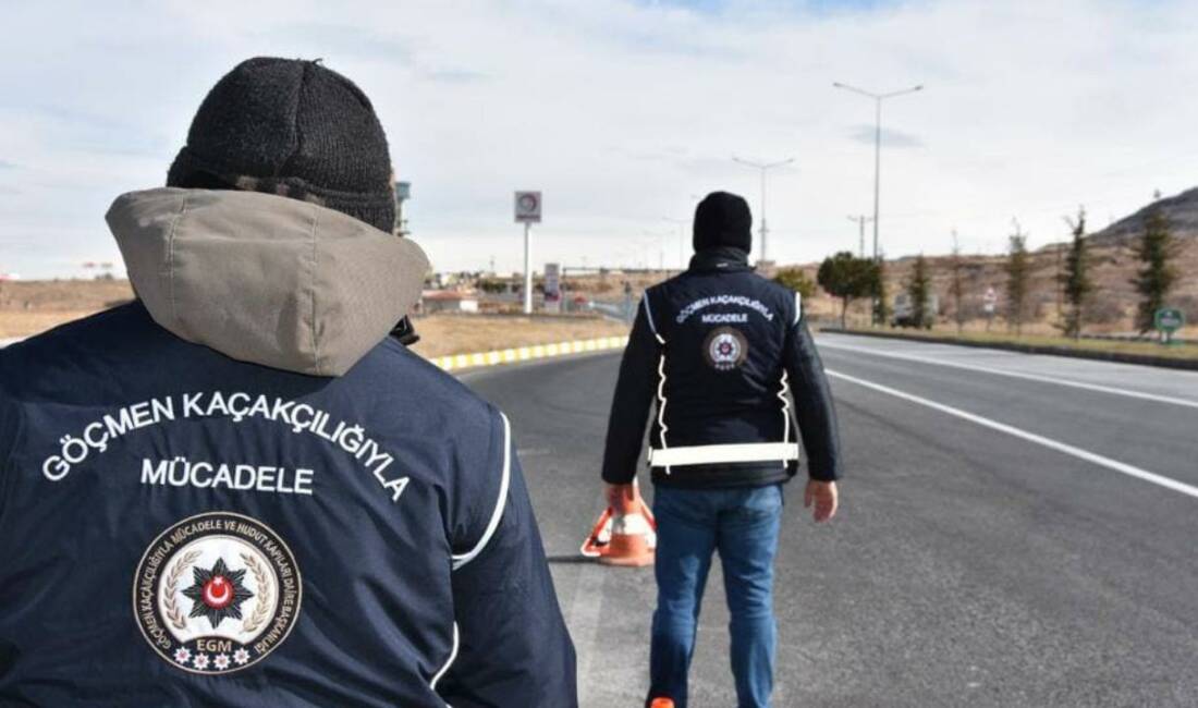 Bakanlık duyurdu: 355 düzensiz göçmen yakalandı İçişleri Bakanlığı, 81 ildeki denetimlerde 25 göçmen kaçakçısı ile 355