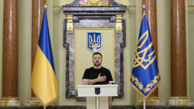 Ukrayna Devlet Başkanı Volodimir Zelenskiy, cephe hattından 1300 kilometre uzaklıkta