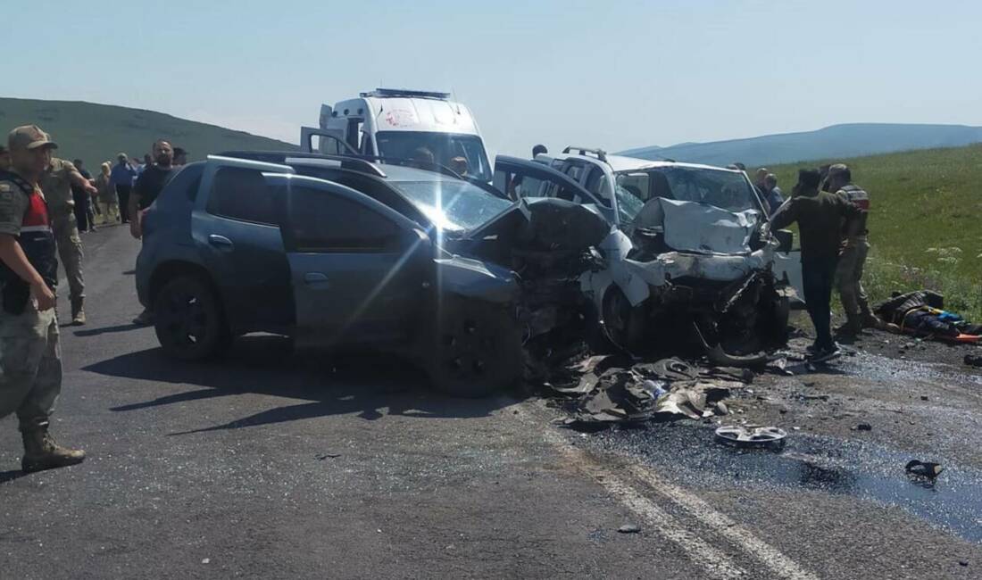 Ardahan'da 3 aracın karıştığı trafik kazasında 3 kişi hayatını kaybetti,