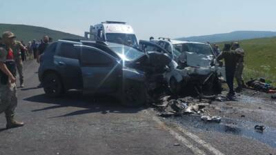 Ardahan'da 3 aracın karıştığı trafik kazasında 3 kişi hayatını kaybetti,